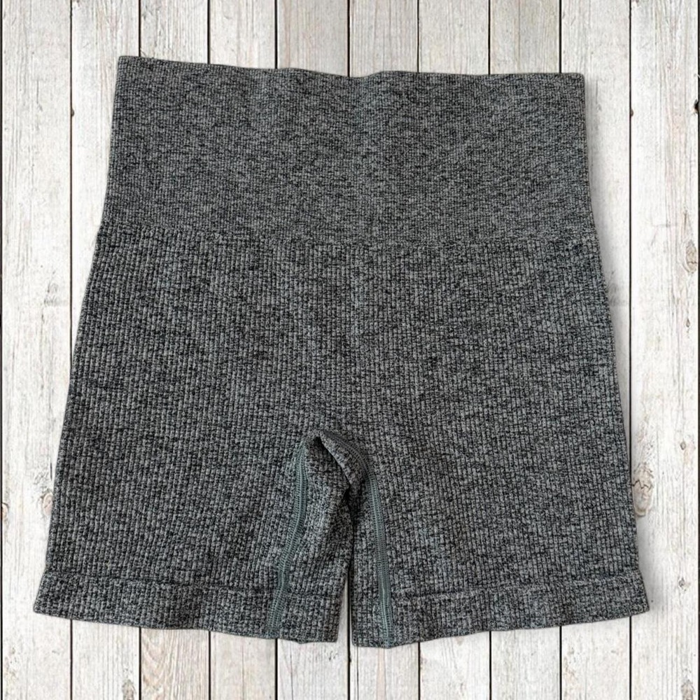 Colsie Women's XS Gray Seamless Ribbed High Rise Biker Shorts NWT - Picture 2 of 4